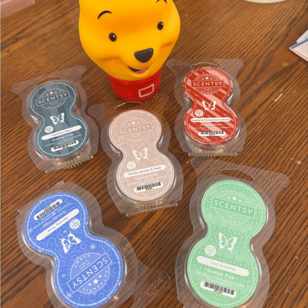 Pooh Scentsy Light up Wall diffuser with 7 replacement pods.